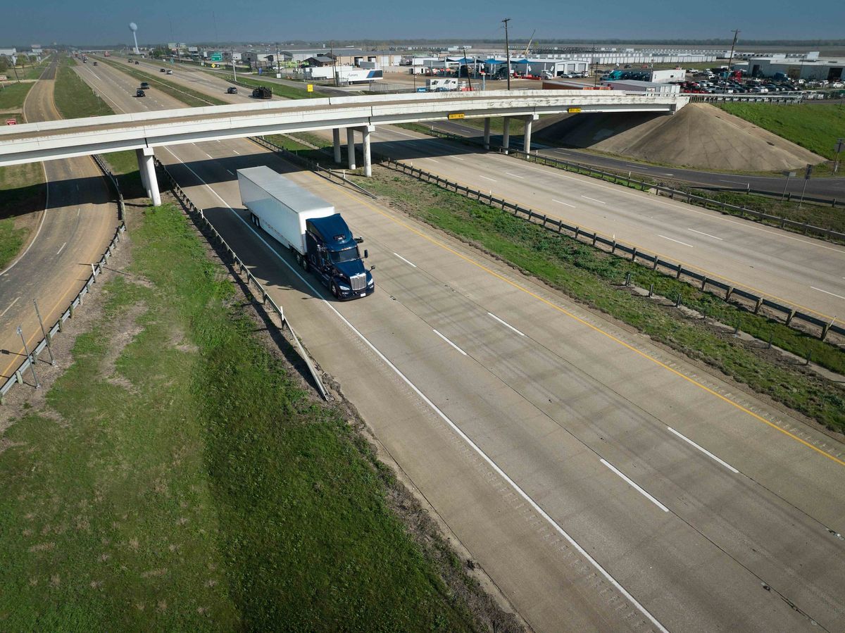 Aurora_Horizon_Autonomous_Trucking_-_PBT-579_Highway_5.jpeg