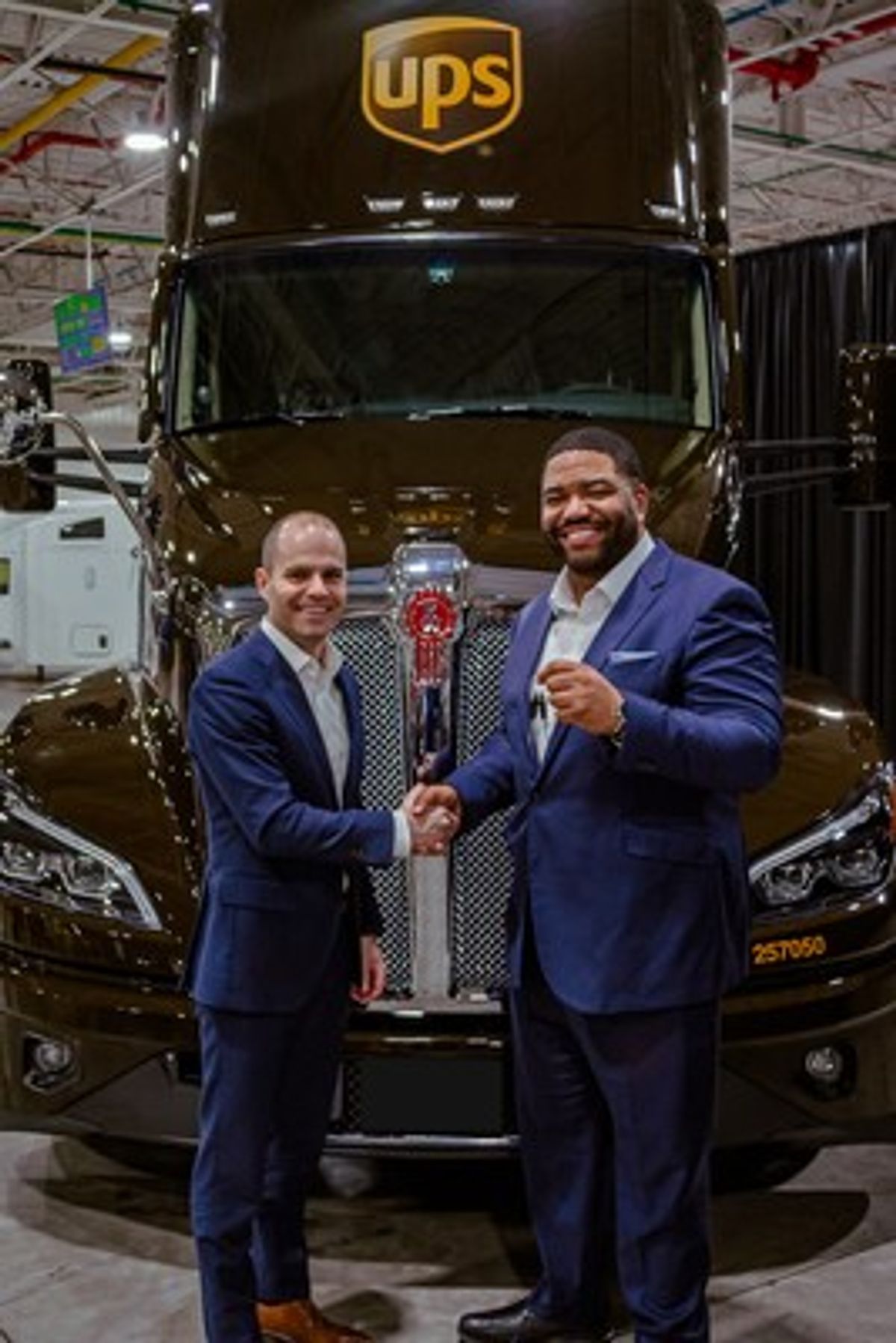 Kenworth Delivers Industry’s First 15-Liter Natural Gas-Powered Truck to UPS