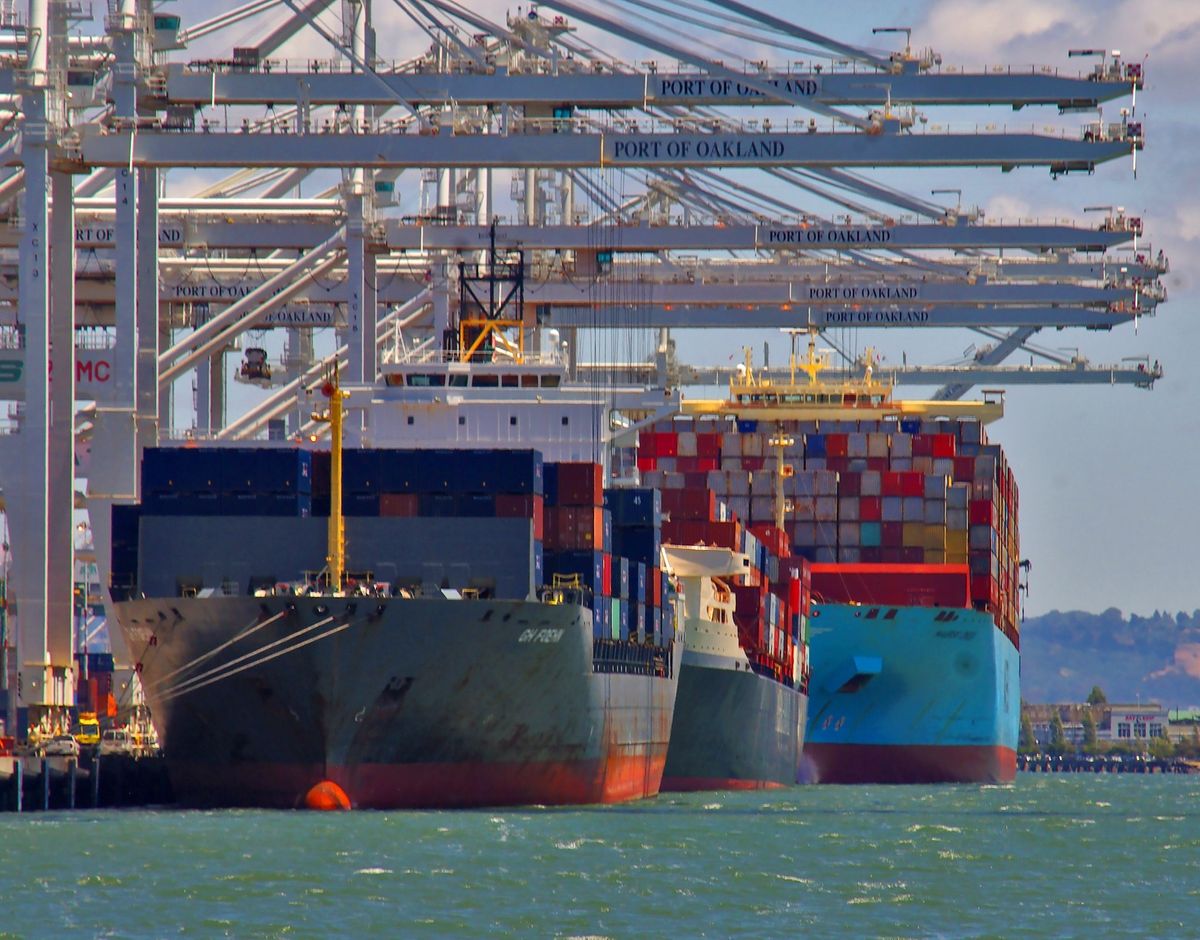 Port of Oakland 3 ships and cranes.jpg