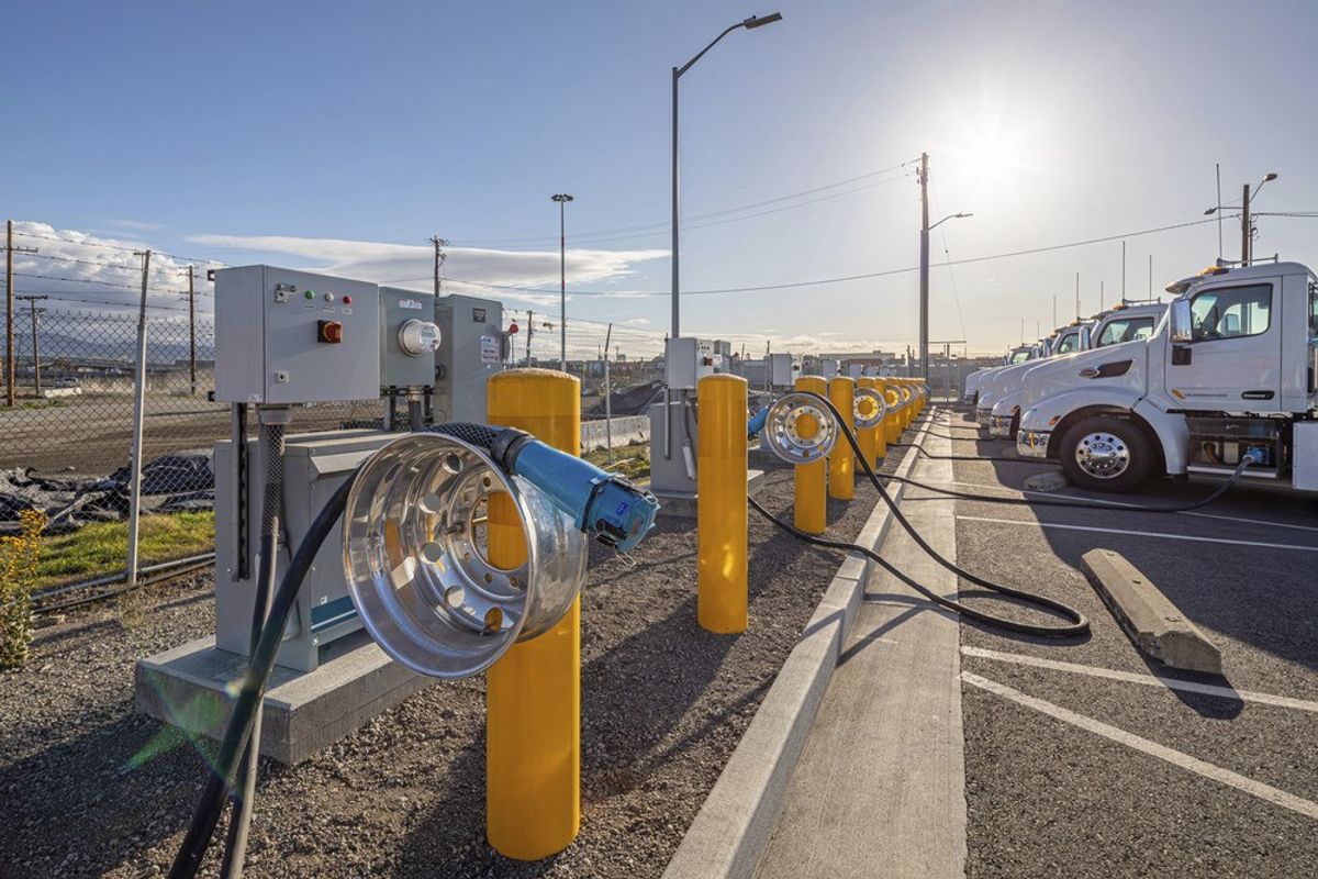 Port_of_Oakland_electric_truck_chargers.jpg