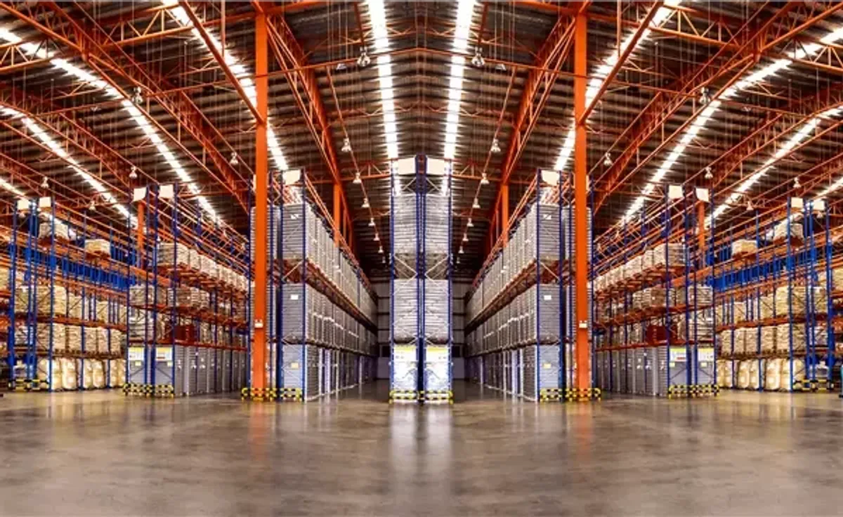 TT Club huge-commercial-warehouse-with-boxes-and-racking_s.webp