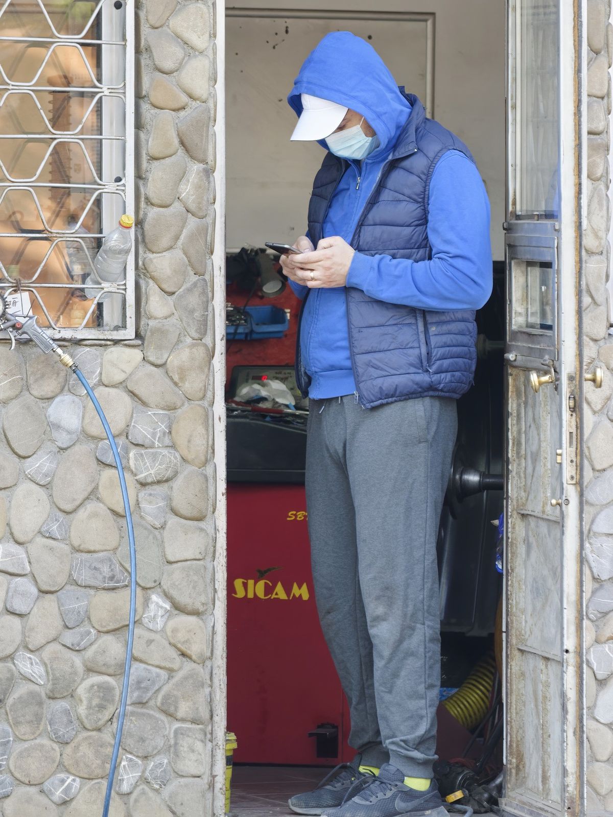 worker wearing mask